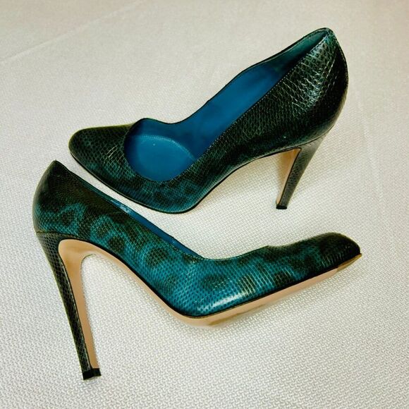 Gianvito Rossi Milano Snakeskin-Embossed Leather Pumps⎪Size 37 (US 6.5-7) - Picture 2 of 15